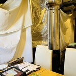 肉八や - テーブル席