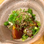 炭火割烹とも - カツオのにんにく正油漬け