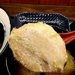 俺の中華たなか家 - 熱々つけ汁へ浸したチャーシューは厚みもあるのにホロホロ♬柔らかぁ♥
