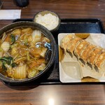五味八珍 - 五目らーめんと餃子のセット　¥979(ランチタイム限定メニュー)