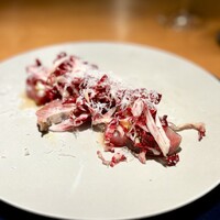 malca - カルパッチョと言っても、しっかり厚切りです。
                炭焼きの香りと、ねっとりしたカツオの旨味が良き。