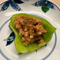 割烹 白鷹 - 生ピーマンに鶏肉の挽肉を詰めました