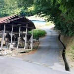 手打ち らーめん 響 - その看板から入った処に、右折して登る名物の「急坂」　アクセル全開でぶい〜ん！！