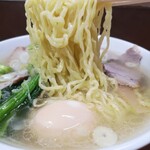 手打ち らーめん 響 - 麺は平打の縮れ麺！！