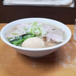 手打ち らーめん 響 - 「塩ラーメン」大盛りプラス味玉に、サービスのチャーシュー！