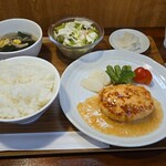 キッチン ブルー グローブ - 海老と豆腐のハンバーグ　紅ズワイガニフレークソース