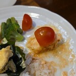 キッチン ブルー グローブ - トマトも乗せて