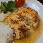 キッチン ブルー グローブ - ふっくらハンバーグをカット