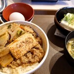 すき家 - 料理写真:月見すきやき牛丼 冷やっこセット880円