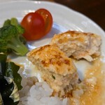 キッチン ブルー グローブ - 残り少ないハンバーグ