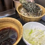 なぜ蕎麦にラー油を入れるのか。 新橋店 - 