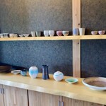 中国菜 柏ノ木 - 美しい皿や器が飾ってあります