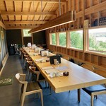 中国菜 柏ノ木 - カナダバンクーバー産『檜』一枚板(8m)のテーブル。なんと樹齢1800年の木だそうです。ちなみに日本で1800年前と言うと、古墳時代の更に前、弥生時代です。