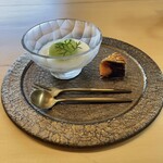 中国菜 柏ノ木 - 甘味(自家製杏仁豆腐とシャインマスカット・月餅)  お皿がまたアートです！