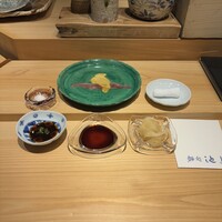 鮨処 池上 - 昆布醤油・酢橘と柚子のポン酢・塩、自家製ガリ