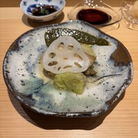 鮨処 池上 - 昆布出汁に漬けて3時間蒸した下関10年物の鮑、焼き京茄子、蓮根、鮑肝ソース