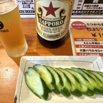 国民酒場 じぃえんとるまん - 赤星（大瓶）ときゅうり一本漬で、730円
