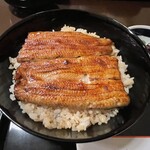 竹葉亭 本店 - 木の重厚な器、蓋は朱色でずっしり思い