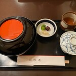 竹葉亭 - 「鰻とご飯」で提供を「鰻丼」に変更。赤い蓋と木の重厚な器