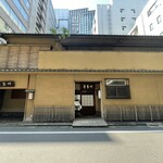 竹葉亭 - 右の入り口がテーブル席、左の入り口が個室