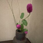 竹葉亭 - テーブルの横には生の花が飾ってあった