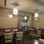 竹葉亭 - テーブル席のフロア、個室一部屋と同じくらいの広さ