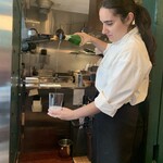 アマ・ルール - 高いところから注ぐと、酸味が和らぎ香りが花開くそう