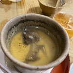 食堂 おがわ - “鮑の茶碗蒸し”、チョコっと鮑が覗いていますが、中にゴロッと大きな塊が潜んでいます。歯応え、鮑の味わいがガッツリ。こんな茶碗蒸し知りません！