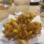 食堂 おがわ - “新生姜とうもろこしかき揚げ”衣はパリサク、コーンはひたすら甘く新生姜の香りほんのり。シンプルながら色々な技が光る一皿です。