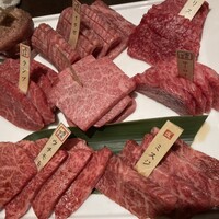 焼肉専科　肉の切り方 銀座数寄屋橋店 - 左上がタンで真ん中ザブトンかな。ザブトン辺りでかなり腹が。。。サーロインでやられた。。。