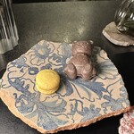 Alternative - お茶菓子
      ・小豆とコーヒーのジュレ、カルダモンのムースクリームの最中
      ・パイナップルと黒胡椒のマカロン