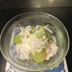 Alternative - 8皿目
      シャインマスカット、アーモンドミルクのムース、レモングラスのシャーベット、発酵唐辛子。