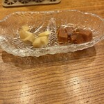 ときずし 山田 - 2種類のガリ(実際はもっと多いです)