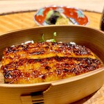 炎水 - わっぱにはふっくら蒸し、そしてこの旨そうな焼き上がりの浜名湖鰻の蒲焼！　その下には木の芽ご飯を