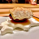 炎水 - 先付けは北海道を形どった塩の台座の上には毛蟹の甲羅