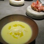 GapricE - ドルチェドリーム：静岡県桑高農園で作られるとっても甘いドルチェドリーム（トウモロコシ）の冷製スープのなかには、ヒンヤリ冷たぁ～いトウモロコシのアイスクリームが現れますョ！ ・ブルスケッタに載せられた生ハムと共にいただきます。♪♬