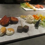 GapricE - 小菓子：ココナッツのフィナンシェ、チョコボンボンショコラ、ピスタチオ塩のマカロン、可愛い三種の茶菓子です。♡♪♬