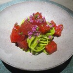 GapricE - 揖保乃糸：揖保乃糸のパスタをジェノベーゼにして、青森 大間の鮪をサイコロ状にカットして紫蘇の花と共に 美しく散らしてあります。大間の鮪がまるでトマトの様な綺麗な赤色で、腰のある冷製パスタと共にとても美味しくいただきました。♪♬