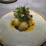 GapricE - 鱧：兵庫の鱧をフリットして、岡崎の満月卵を載せて上にはかじや農園のハーブやベビーリーフがトッピングされています。みじん切りにしたピクルスがアクセントになったラビゴットソースでいただくエスニックなイメージの一皿です。