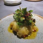 GapricE - 鱧：兵庫の鱧をフリットして、岡崎の満月卵を載せて上にはかじや農園のハーブやベビーリーフがトッピングされています。みじん切りにしたピクルスがアクセントになったラビゴットソースでいただくエスニックなイメージの一皿です。