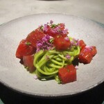 GapricE - 揖保乃糸：揖保乃糸のパスタをジェノベーゼにして、青森 大間の鮪をサイコロ状にカットして紫蘇の花と共に 美しく散らしてあります。大間の鮪がまるでトマトの様な綺麗な赤色で、腰のある冷製パスタと共にとても美味しくいただきました。♪♬