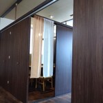 食空間 ゆるり - 内観♩ 夜は居酒屋さんだからテーブル席は個室みたいに♩ カウンターは3席あり♩