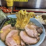 横濱ラーメン あさが家 - 普通の茹で加減の麺、モチモチな食感が好き！