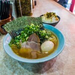 横濱ラーメン あさが家 - 特選ラーメン1250円濃いめ多め仕様、すっごく大量の鶏油入ってた。ビックリした！