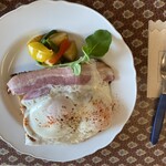 キャボットコーヴ ミュージアムテラス - ベーコンエッグとアボガドトースト