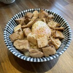 中華そば 麺壁九年 - 炙りチャーシュー丼400円、香ばしくて、少し塩っぱくて、コクがあって円やかで、とても美味しかった。これと一緒にラーメンスープ飲むのサイコーだった。