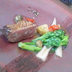 イル ギオットーネ ディ ピュー - 鴨ロースの燻製と季節の野菜サラダ　オリーブのソース