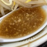 ラーメン もっけだの - 『ラーメンニンニク野菜マシマシ』のスープ