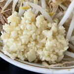 ラーメン もっけだの - 『ラーメンニンニク野菜マシマシ』のニンニク