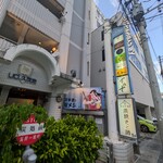 麦 - お店はこのビルの２階